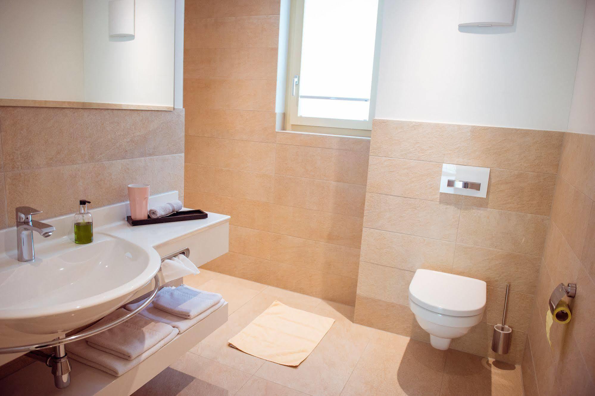 Nendeln Hotel Weinstube מראה חיצוני תמונה